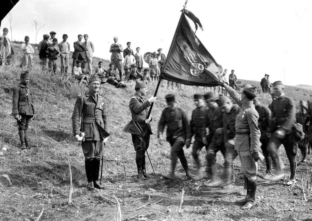 Imagen secundaria 1 - El trasatlántico Roma-Ceuta. 1924; Primera jura de bandera de la Legión, en Ceuta, octubre de 1920 e inauguración del muelle 'Alfonso XIII', en Ceuta, 1928.